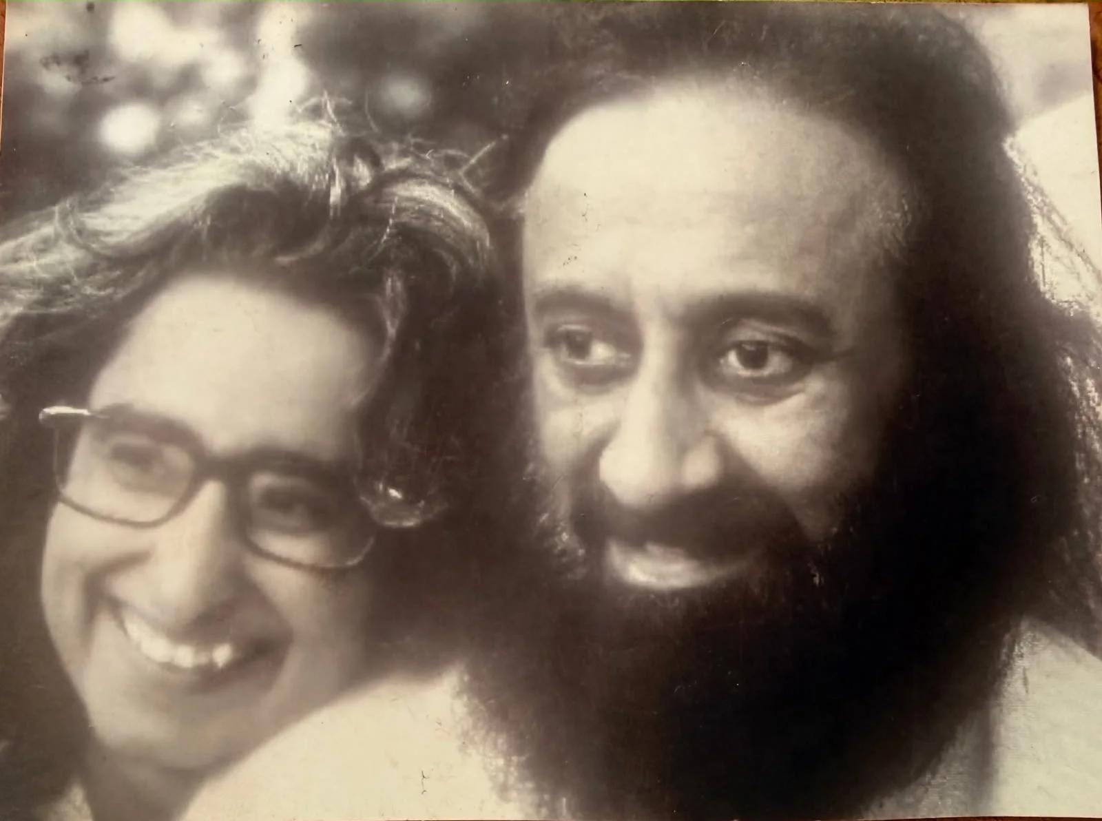 A young Shreya Chugh with Gurudev Sri Sri Ravi Shankar — a photograph from the family album